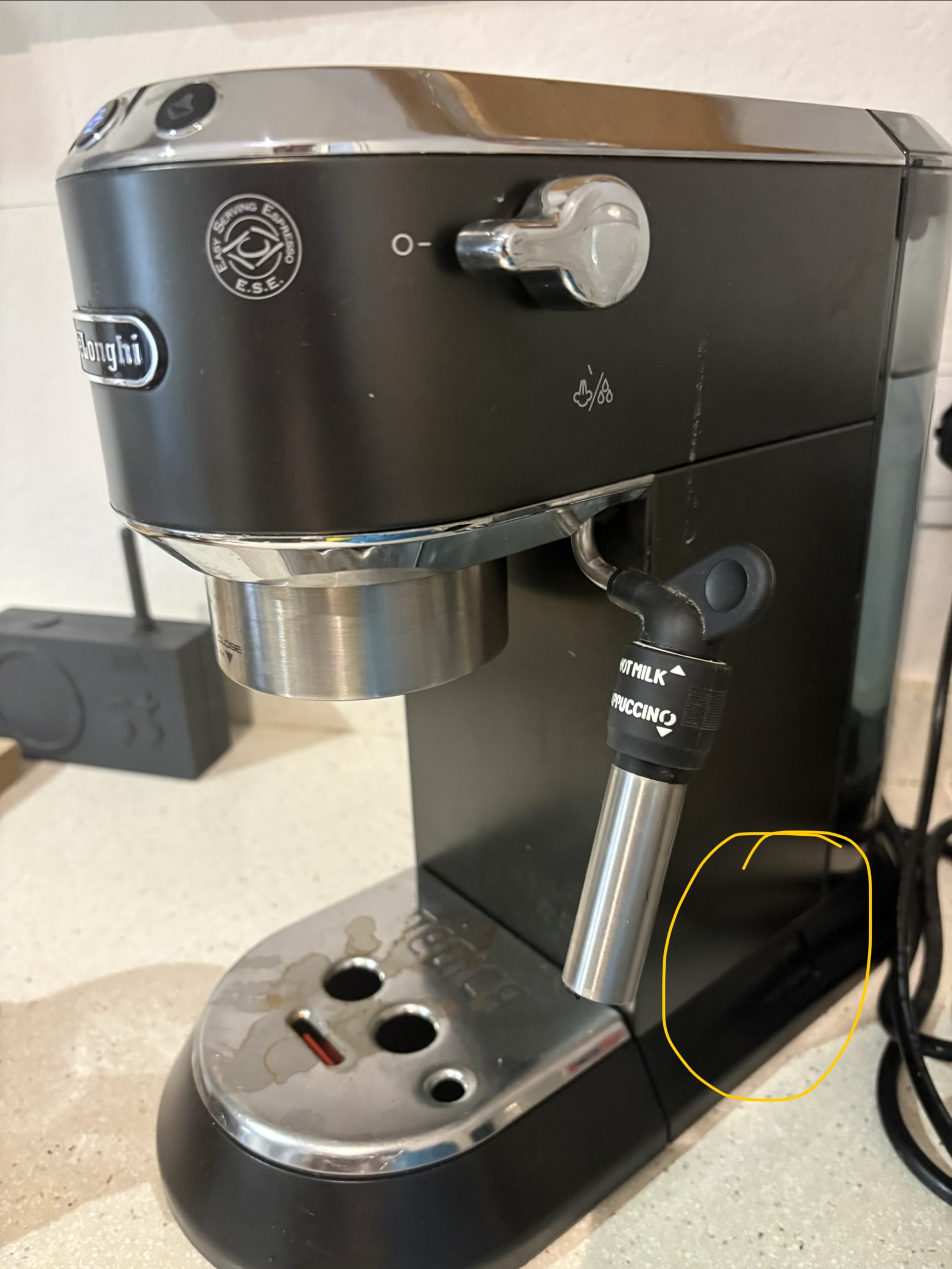 Cafetera DeLonghi - vista lateral