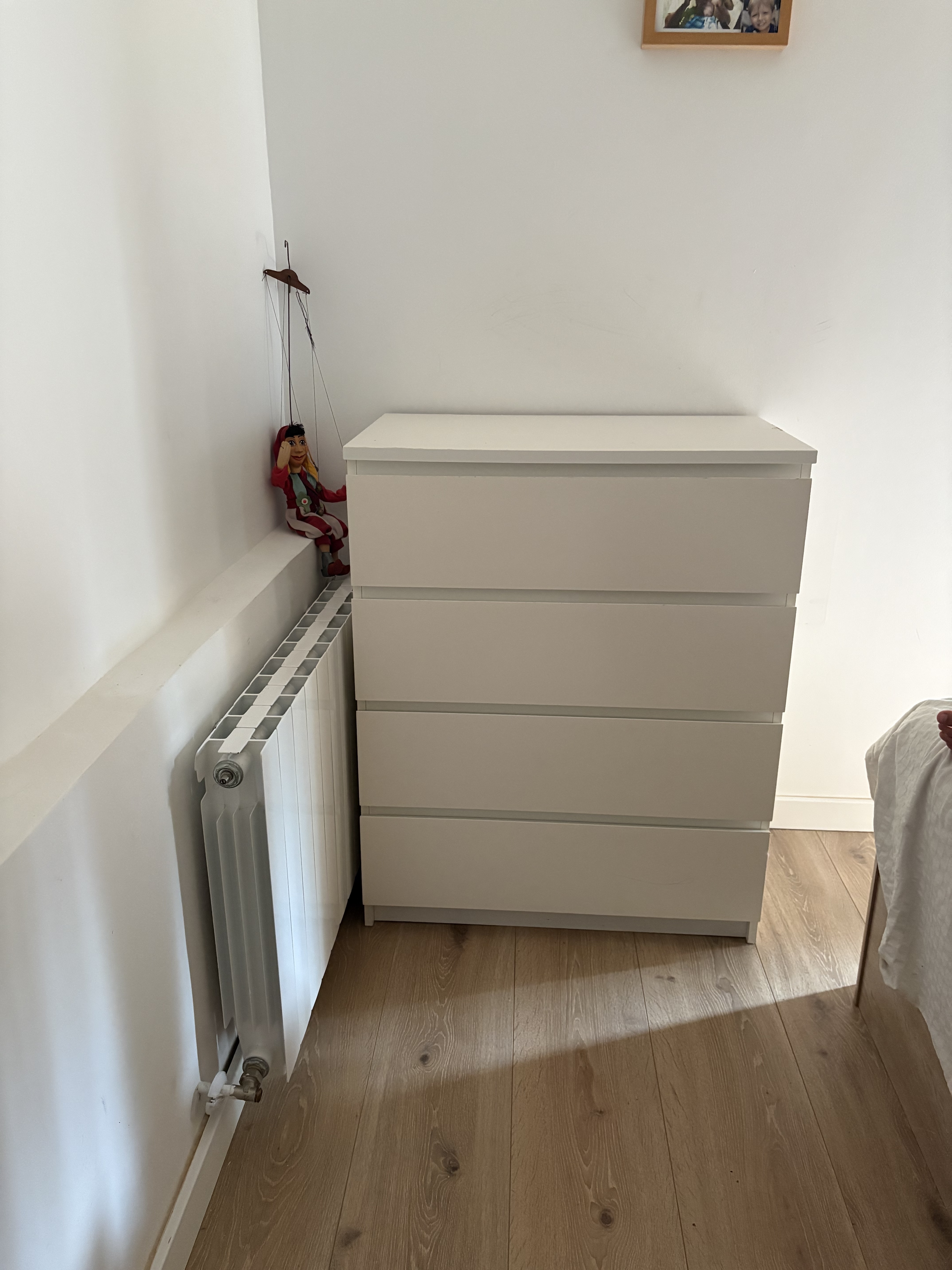 Calaixera blanca de l'habitació de matrimoni